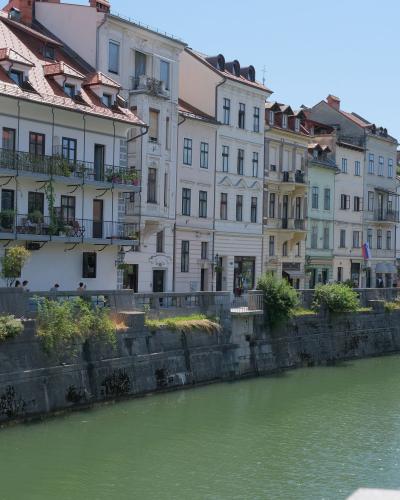 Picturesque view of historic buildings along the Ljubljanica River in Ljubljana, Slovenia.